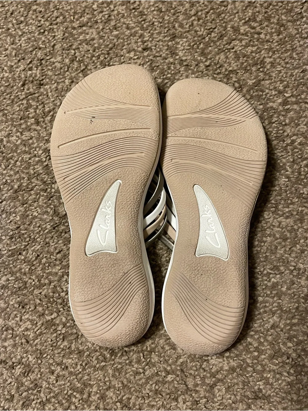 Clarks Cloudsteppers Beige and Metallic Woven Thong Sandals - Picture 3 of 5